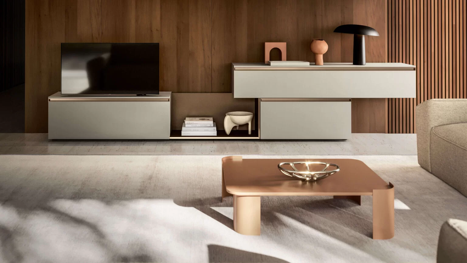 tavolino da salotto basso con decorazione in metallo