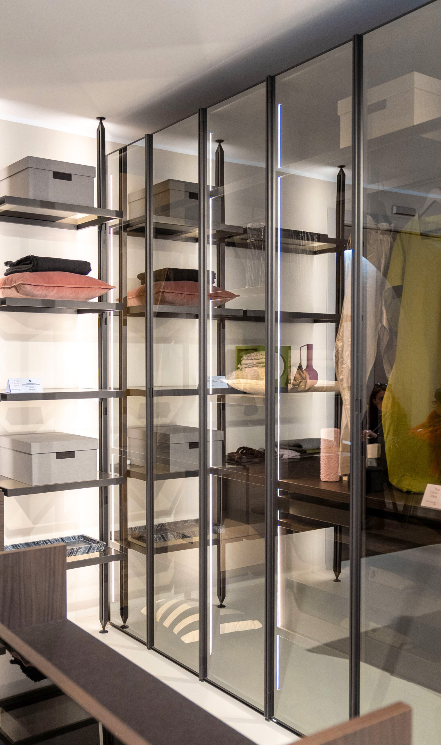 tendenza arredamento 2026 ante in vetro cabina armadio