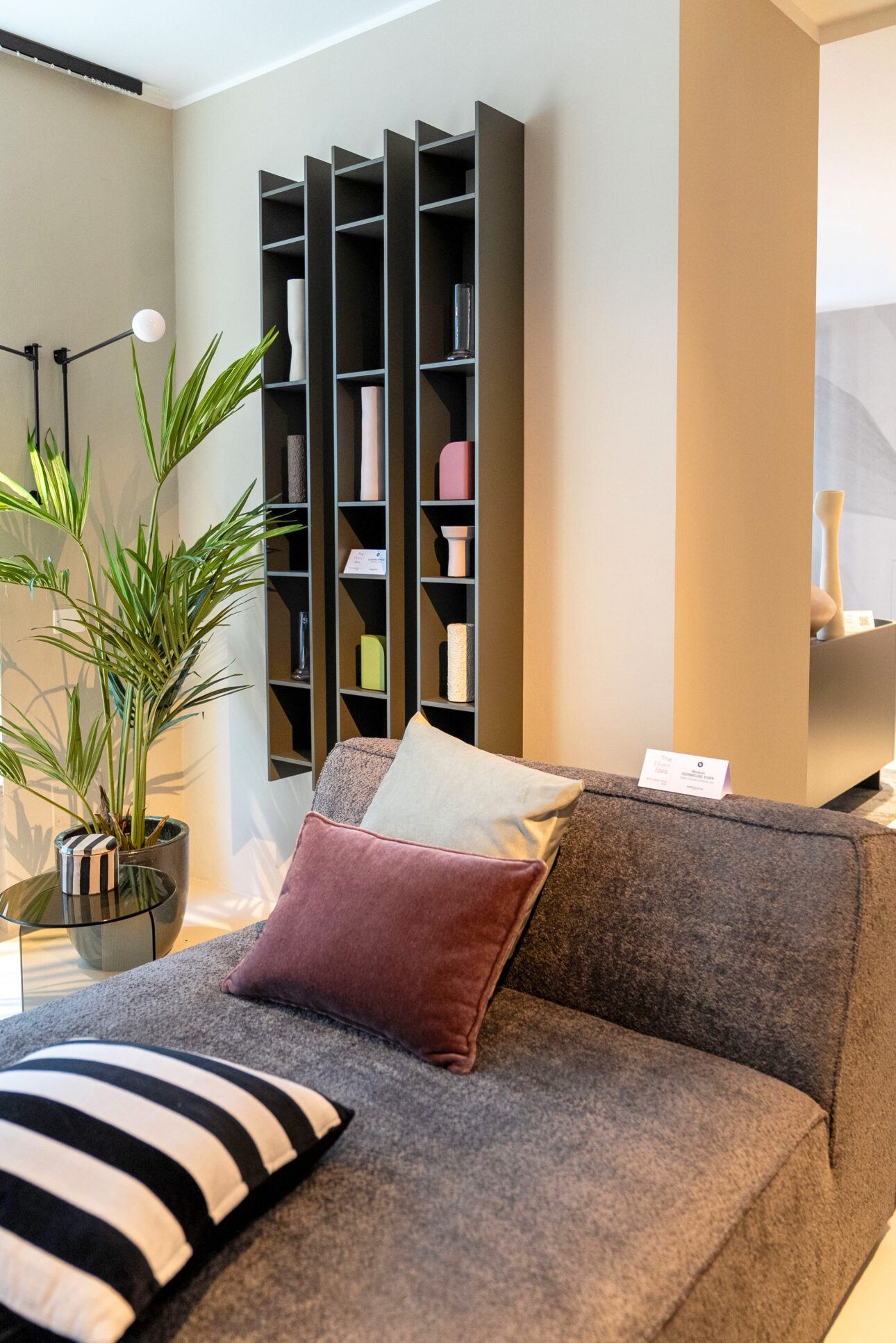 tendenza arredamento 2026 colore verde ombra per libreria