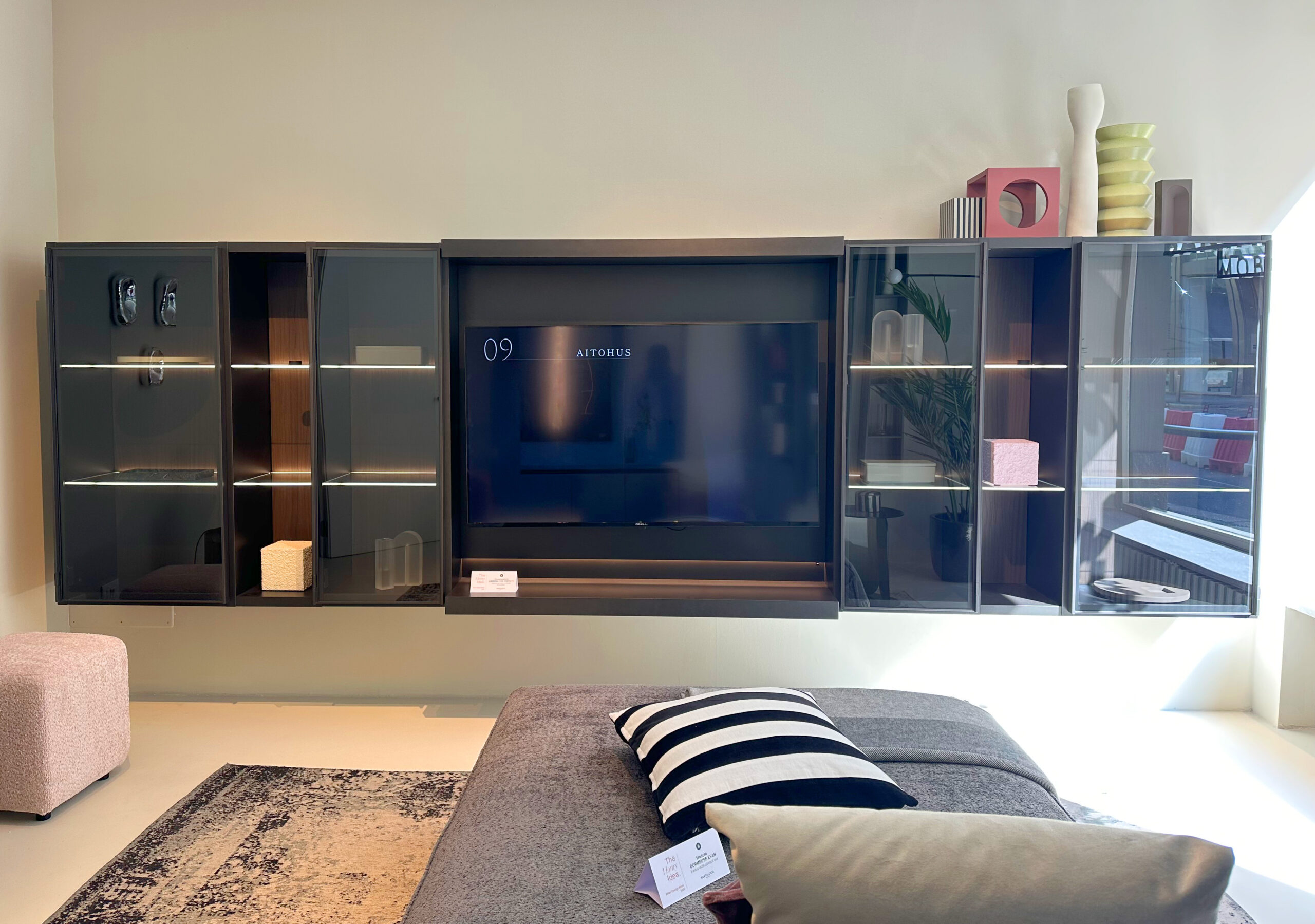 tendenza arredamento 2026 composizione living con ante in vetro e luci integrate