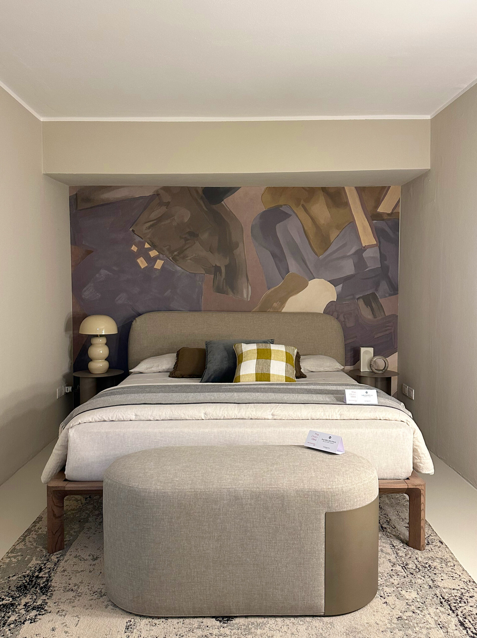 tendenza arredamento 2026 letto imbottito per camera piccola