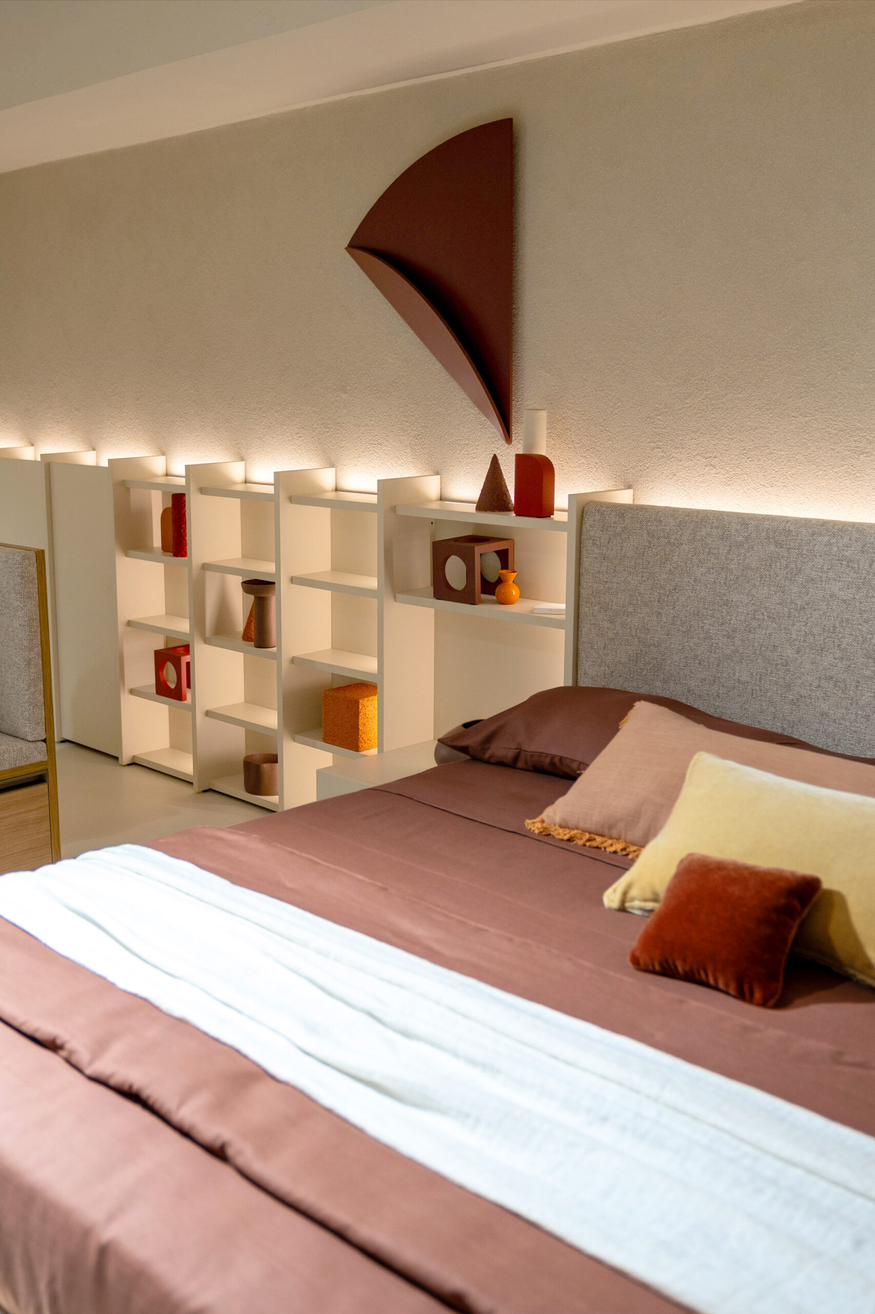 tendenza arredamento 2026 sistema con letto e libreria integrata