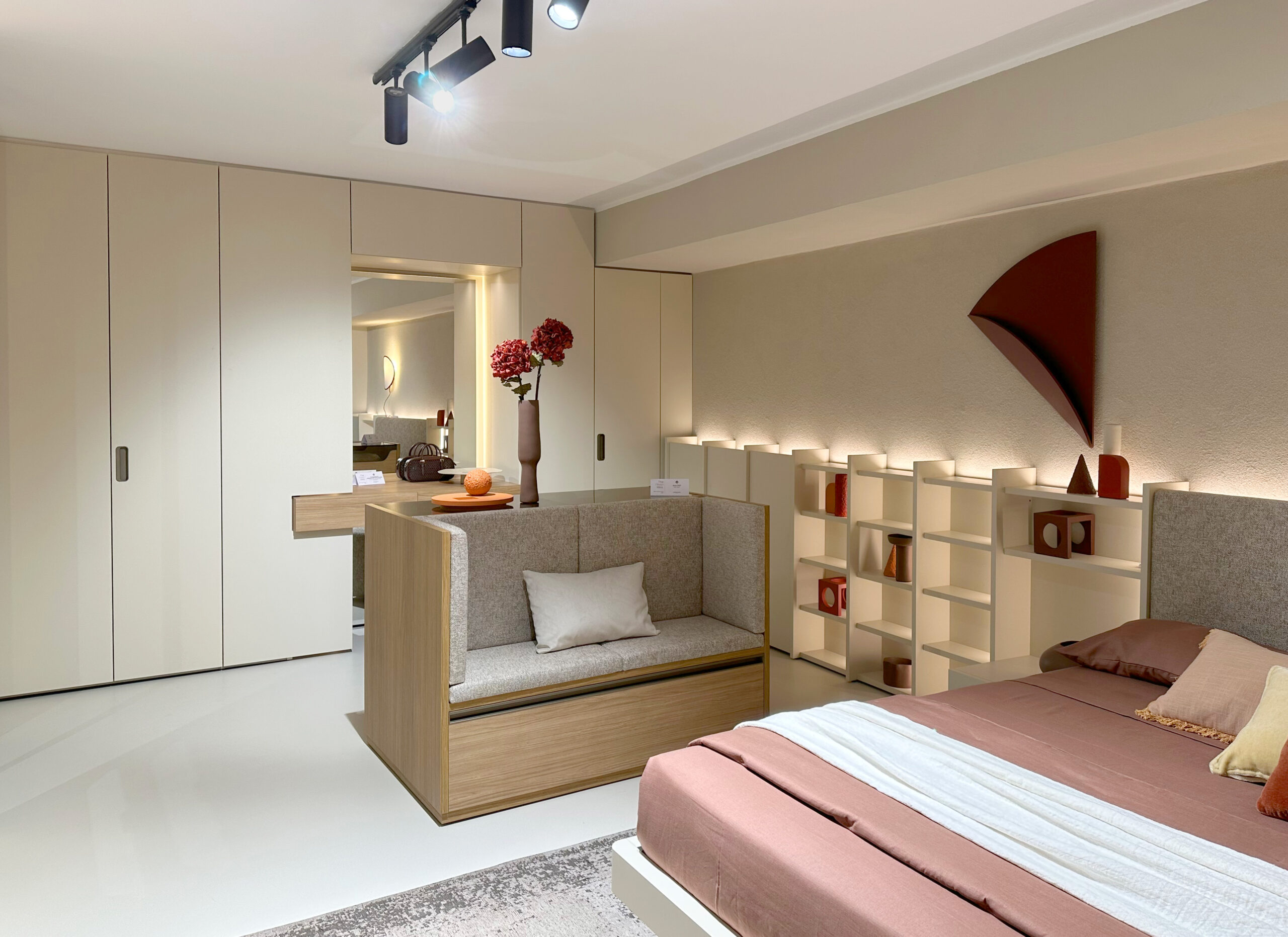 tendenza arredamento 2026 sistema letto con libreria integrata