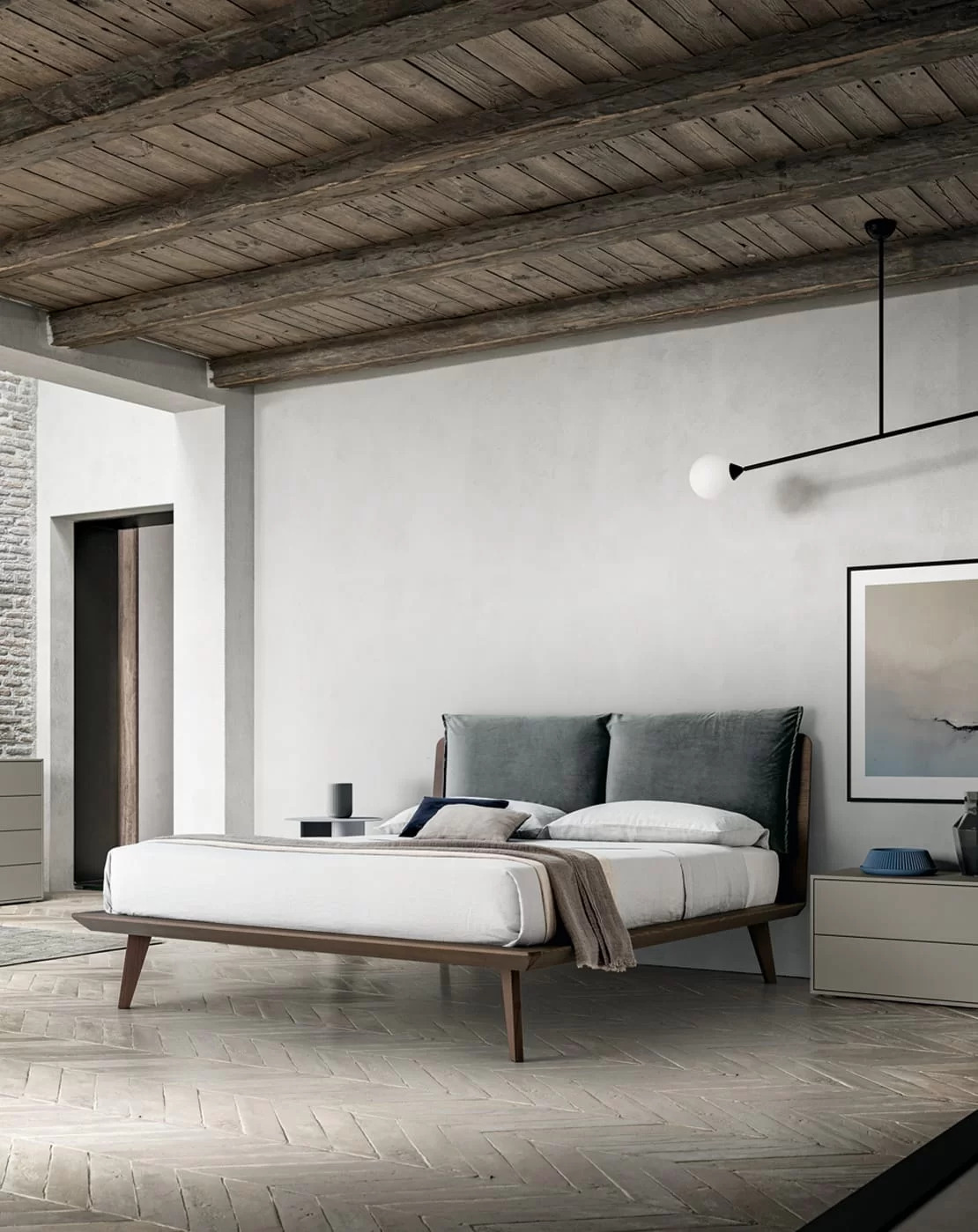 letto con testata in legno e cuscini imbottiti in velluto