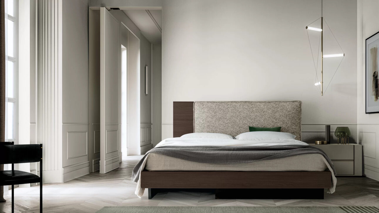 camera da letto con un solo comodino per esigenze di spazio