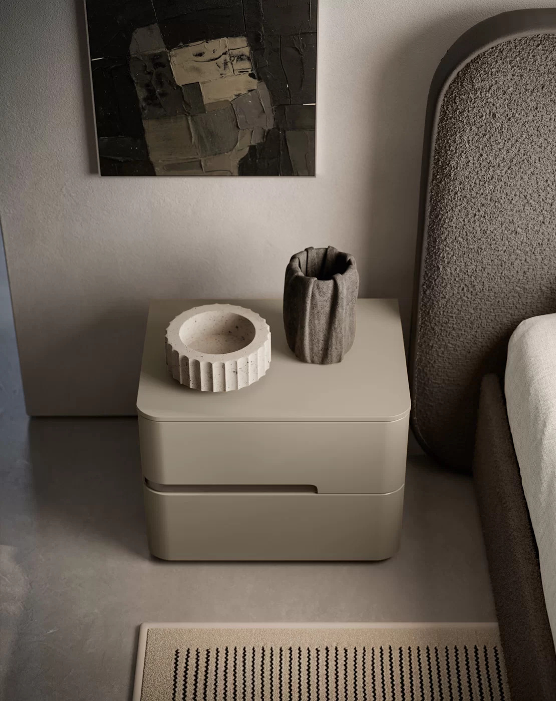 comodino forme arrotondate e colore chiaro per camera da letto